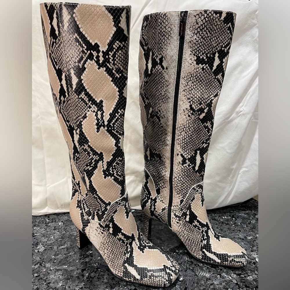 Vince Camuto Vestella Black & Cream Leather Desert Python Snakeskin Boots Sz 7